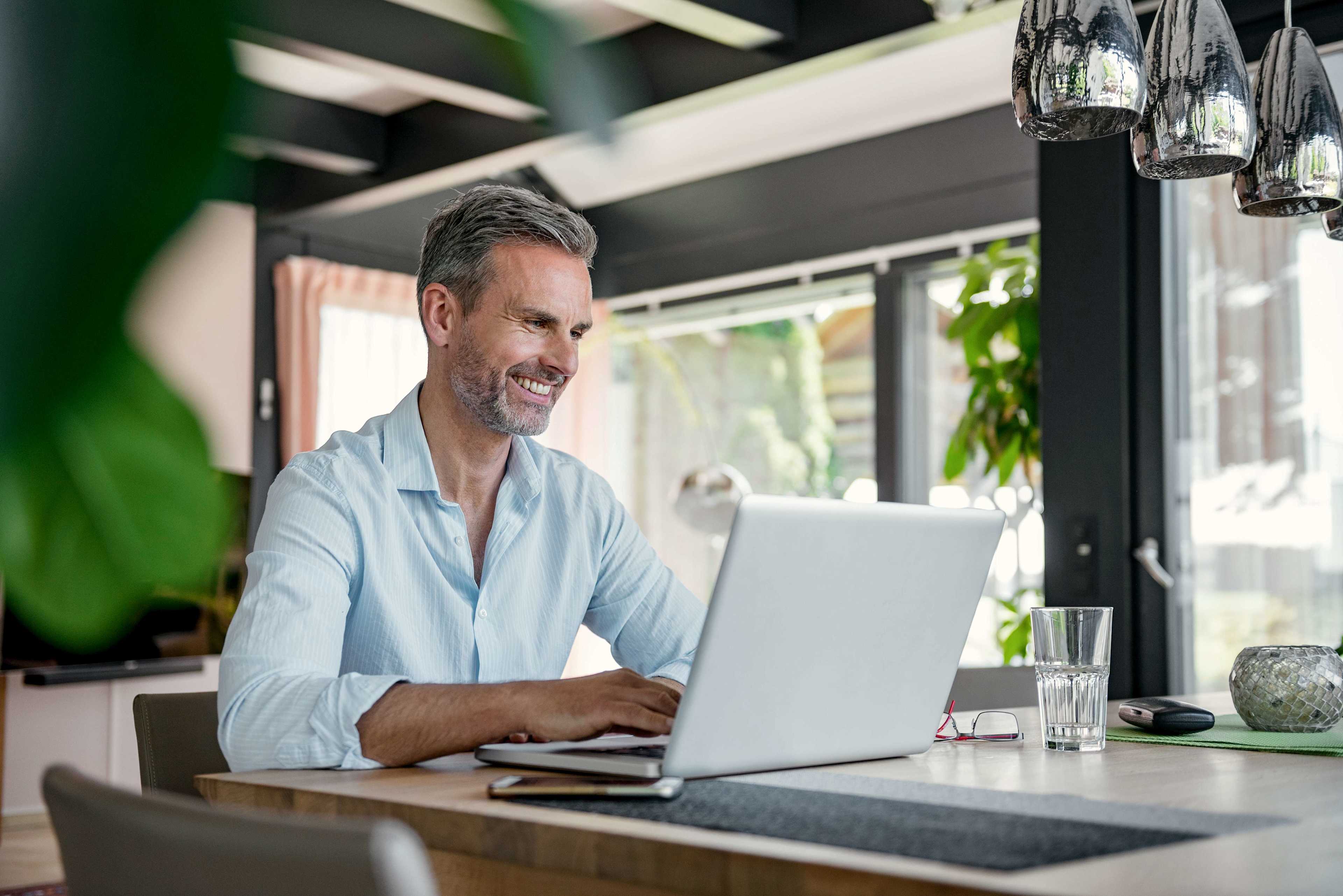 Kunden_Zuhause_Mann_Tisch_Laptop_s_fzwqqq