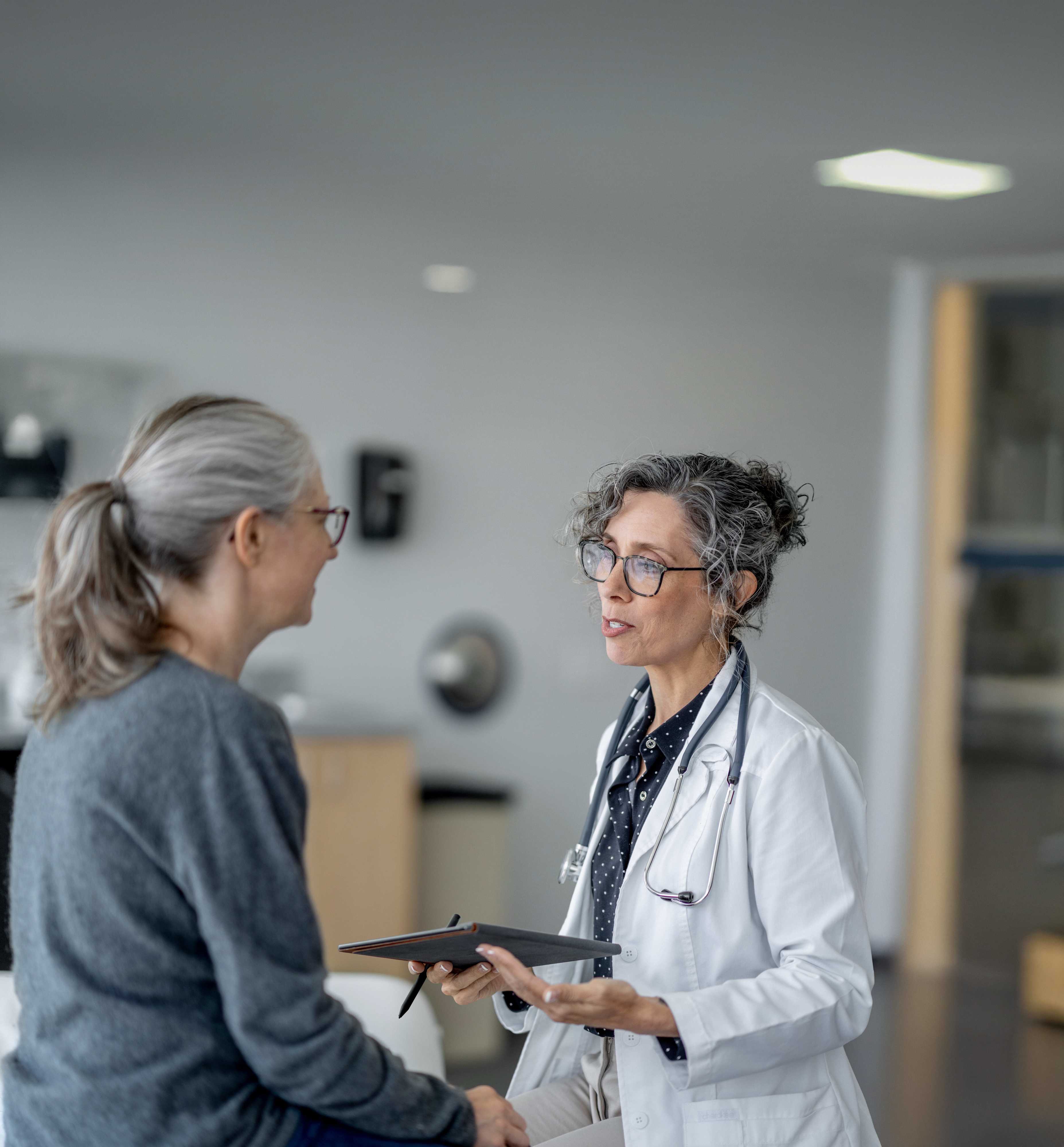 Gesundheit_Spital_Frau_Aerztin_Gespraech_s_hhlaqn