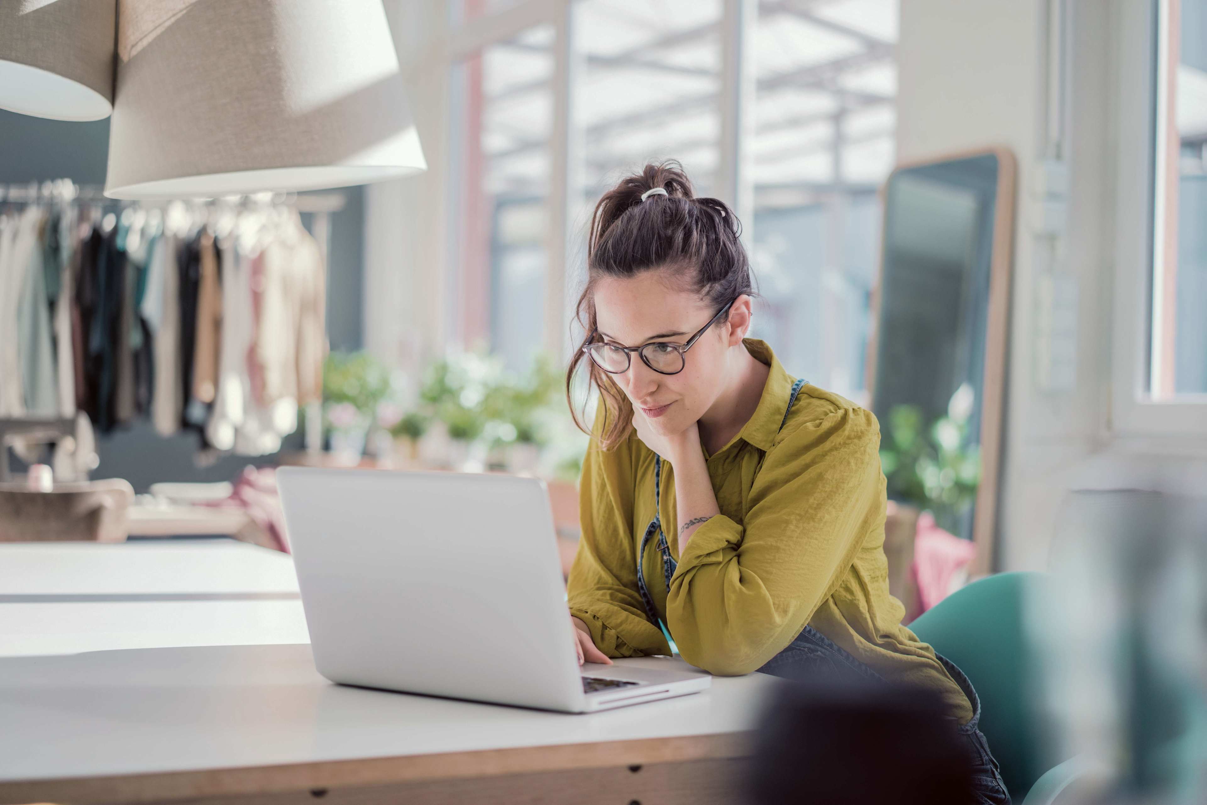 Kunden_Zuhause_Frau_Brille_Tisch_Computer_s_Freisteller_fj8s2y
