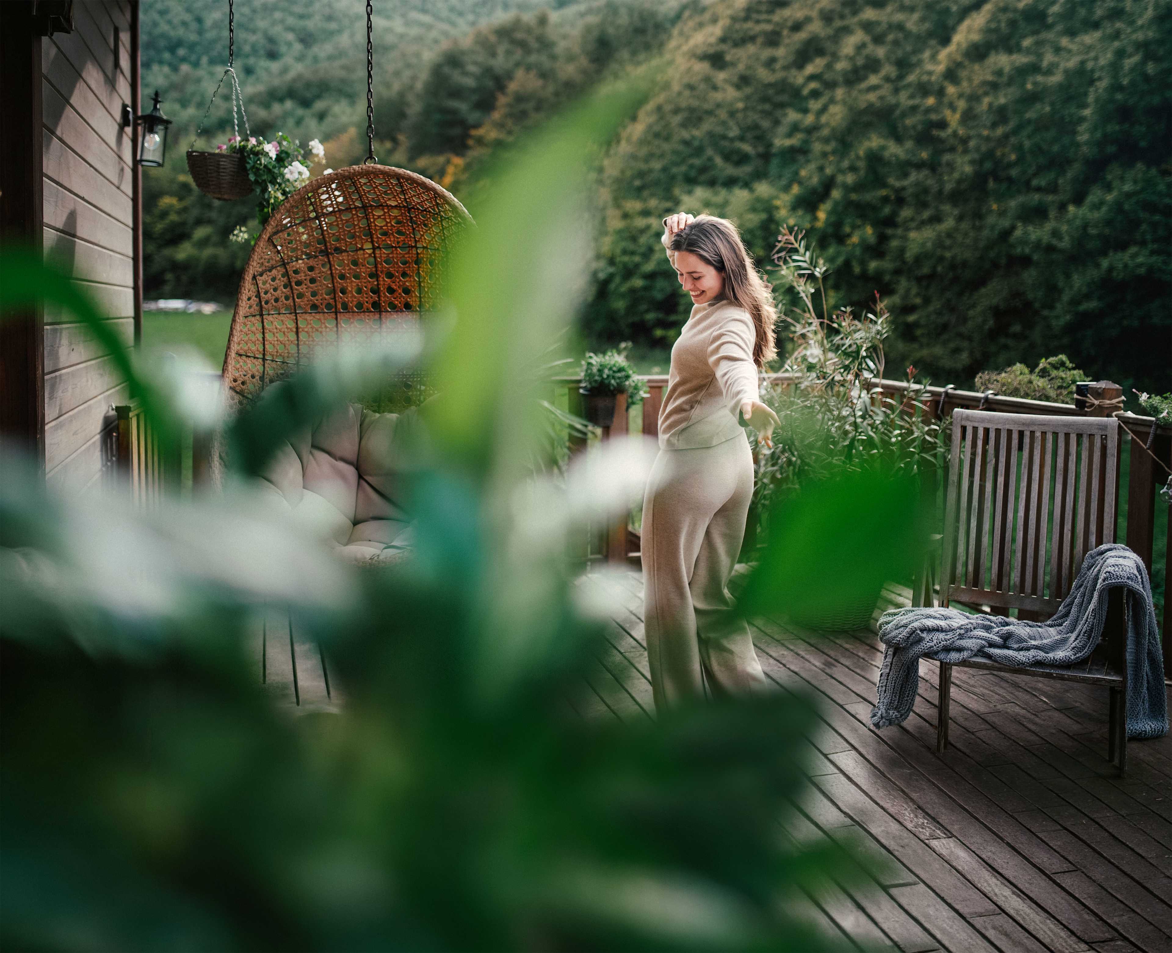 Kunden_Zuhause_Frau_Balkon_Tanzen_s