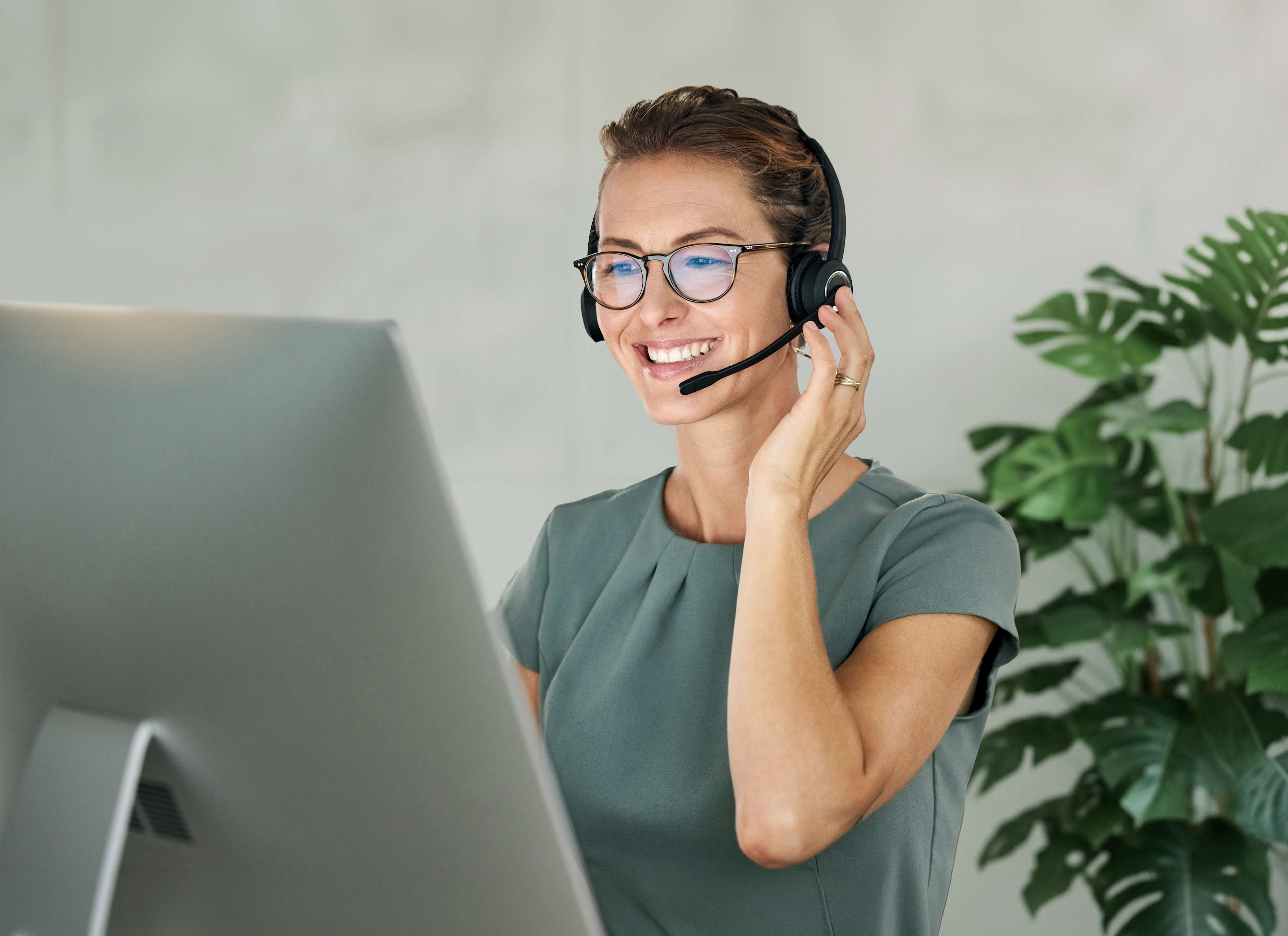 Kunden_Beratung_Frau_Business_Call_s